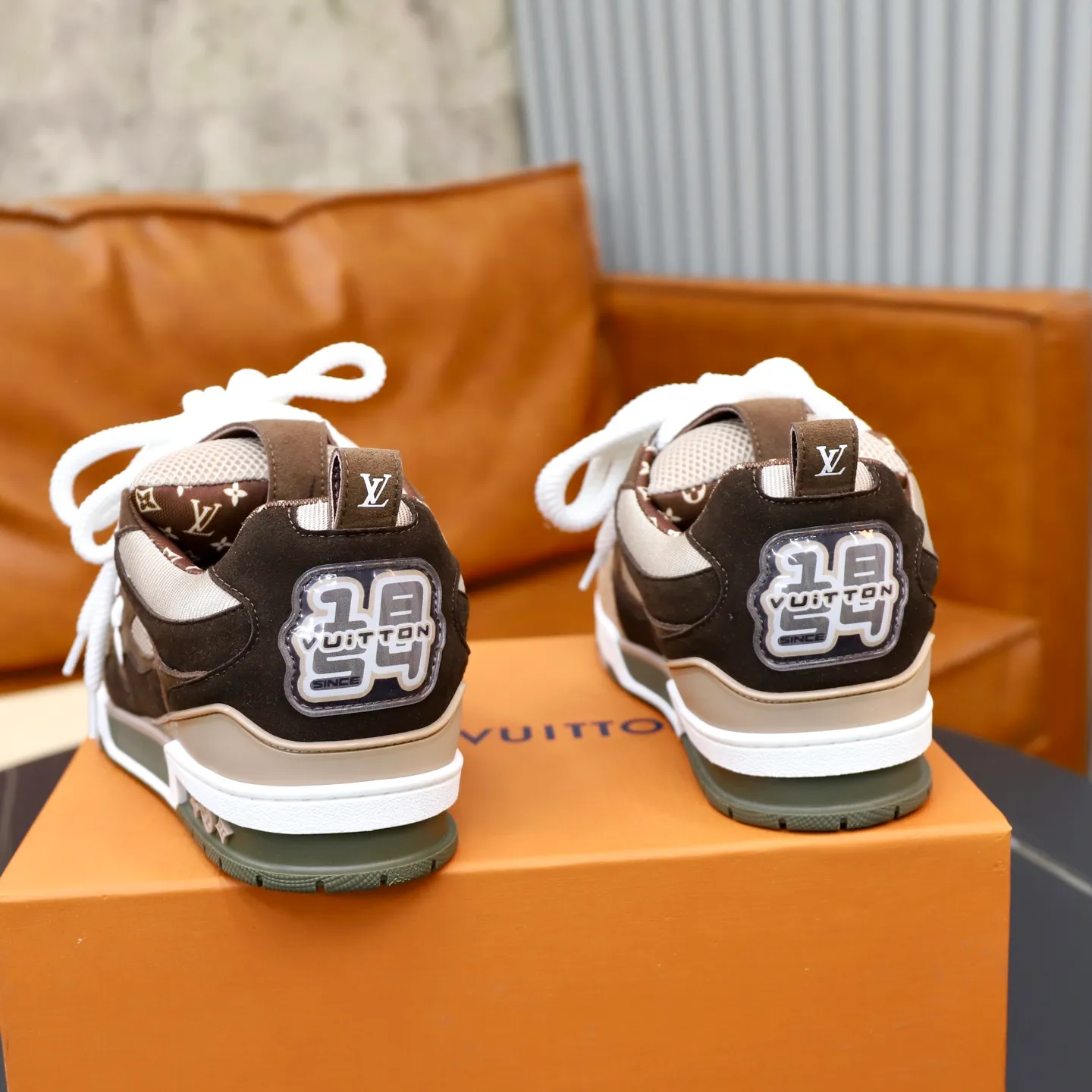 Ex-factory price: 860💰LV Couple👫Louis Vuitton TRAINER sneakers classic Louis Vuitton men's artistic director Virgil Abloh picked inspiration to create this LV Trainer sneaker. Yingze crystal inlays present a colorful effect. VS can be matched with two gorgeous effect colors. The LV letter logo badge on the tongue is gorgeous and noble. The LV letter is decorated on the side. The outsole is decorated with a Monogram flower pattern. It shows the trend of elegance and nobility! Men's and women's models: 35-46